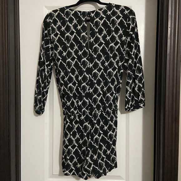 Banana Republic size 2 B&W romper - Picture 3 of 3